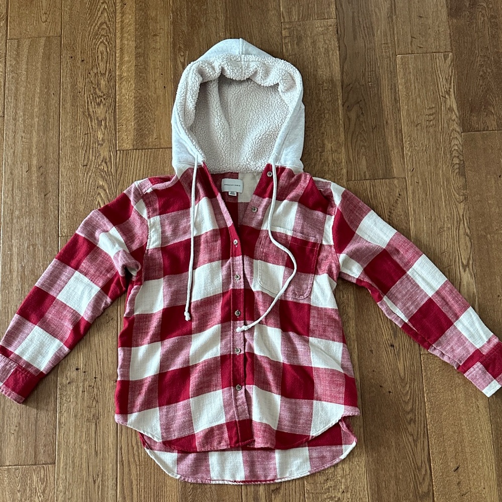 🌿 AMERICAN EAGLE Red and White Plaid Hooded Shirt.